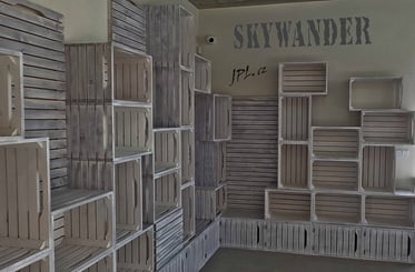 Dřevěné nástěnné ROŠTY a ROHOŽE vhodné pro zavěšování bedýnek - Bedýnková stěna SKYWANDER