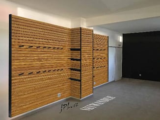 Dřevěné nástěnné ROŠTY a ROHOŽE vhodné pro zavěšování bedýnek - Dřevěný ROŠT SKYWANDER jako opláštění zdi